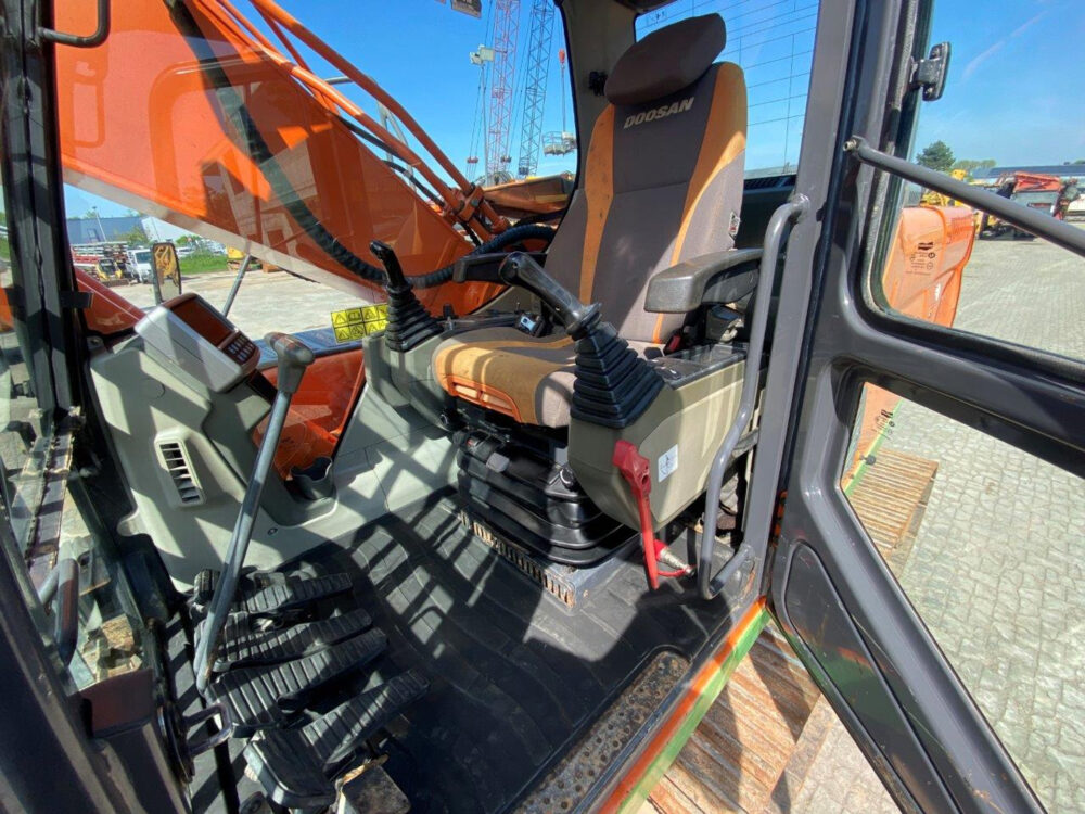 Doosan DX 255 LC rupsgraafmachine