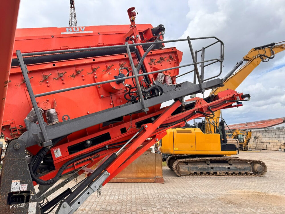 Sandvik QA331 rupsmobiele zeef