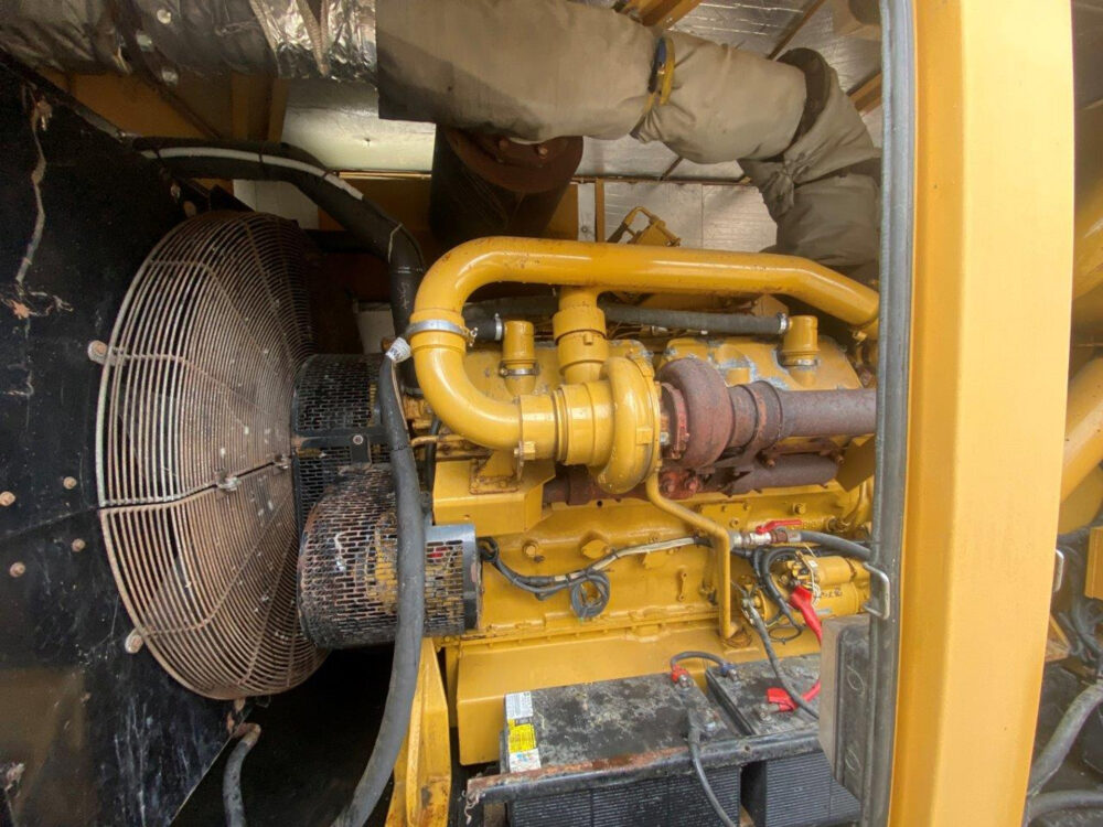 Caterpillar 900 kVA generator
