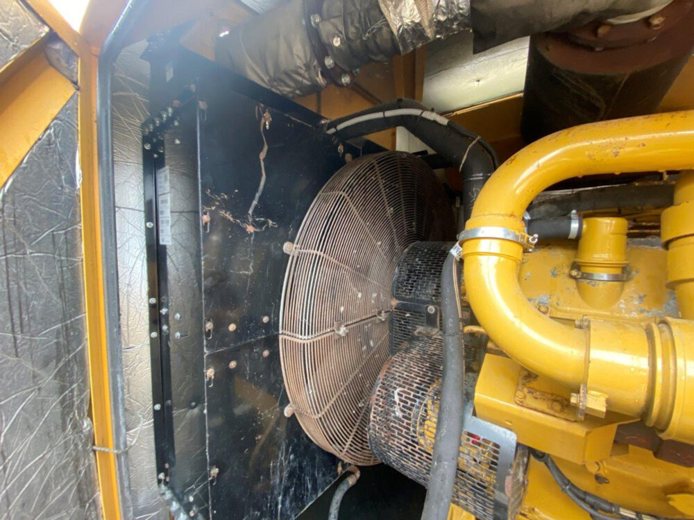 Caterpillar 900 kVA generator