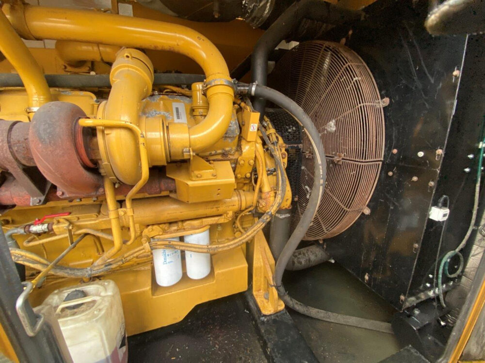 Caterpillar 900 kVA generator