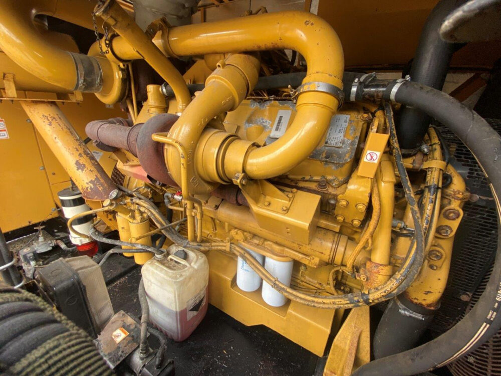 Caterpillar 900 kVA generator