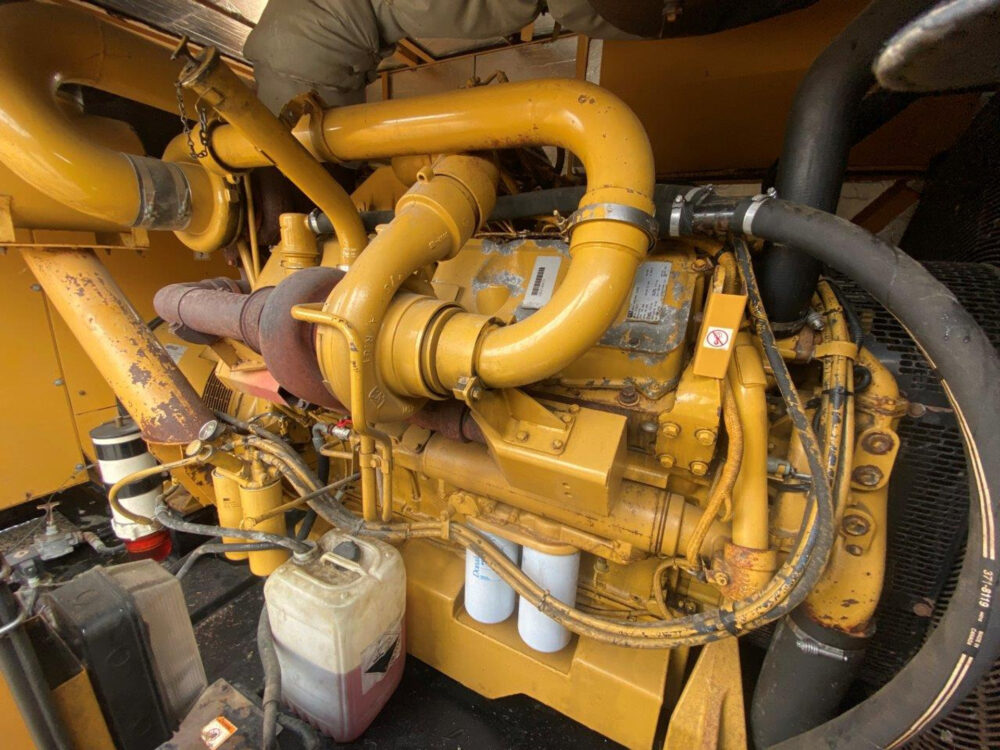 Caterpillar 900 kVA generator