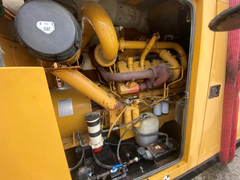 Caterpillar 900 kVA generator