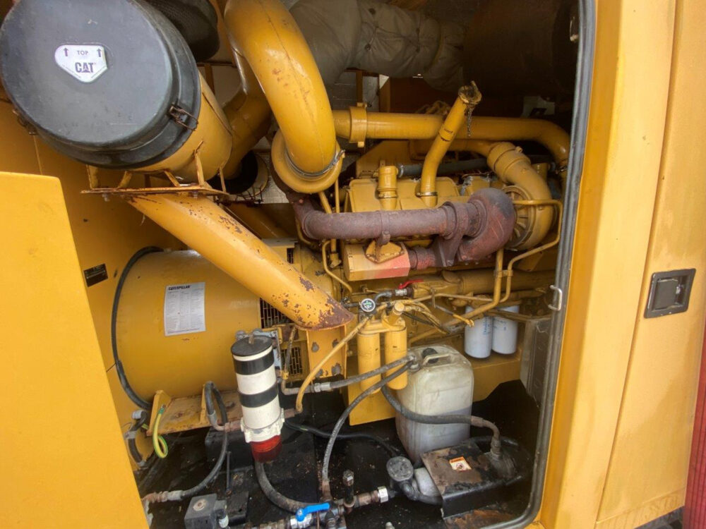 Caterpillar 900 kVA generator