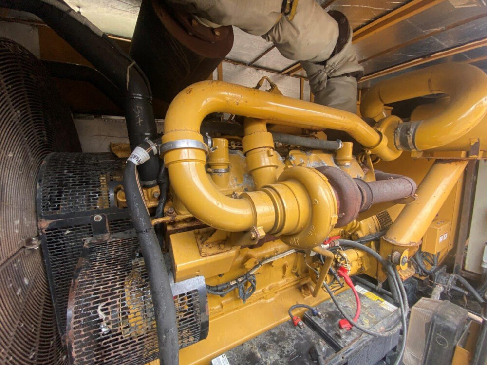 Caterpillar 900 kVA generator