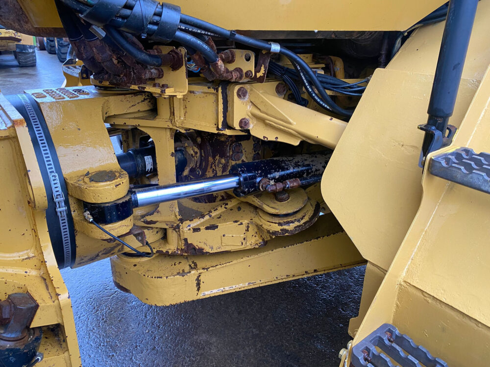 Caterpillar 725C2 6×6 dumper