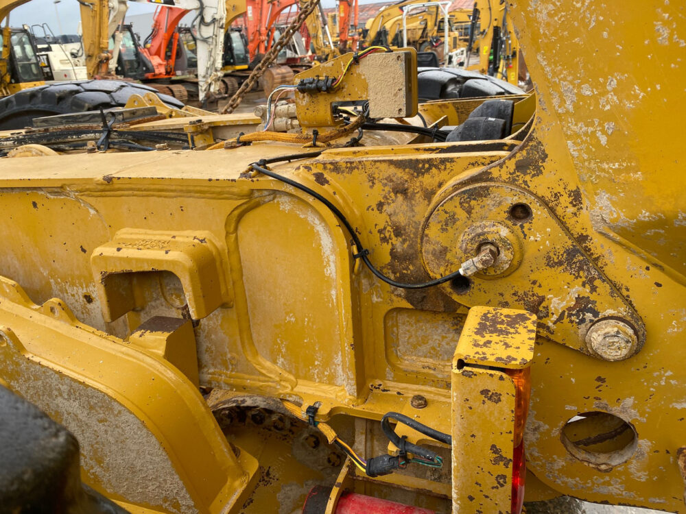 Caterpillar 725C2 6×6 dumper