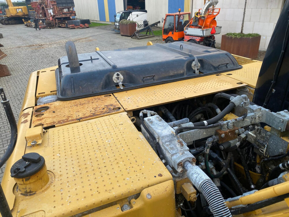Caterpillar 323 D rupsgraafmachine