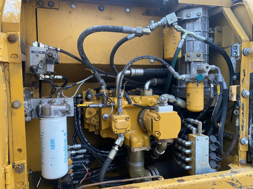 Caterpillar 323 D rupsgraafmachine