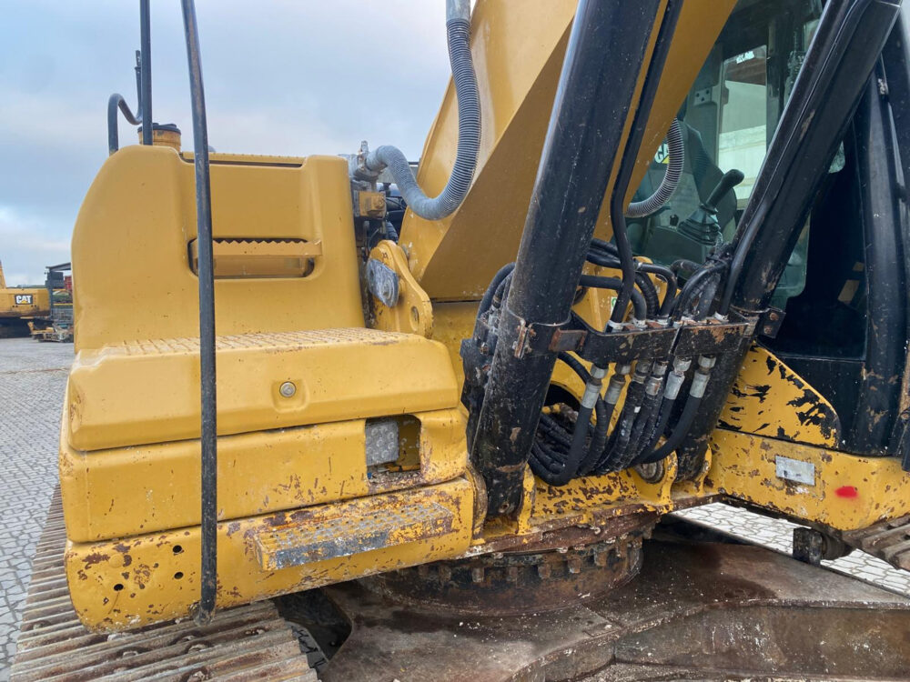 Caterpillar 323 D rupsgraafmachine