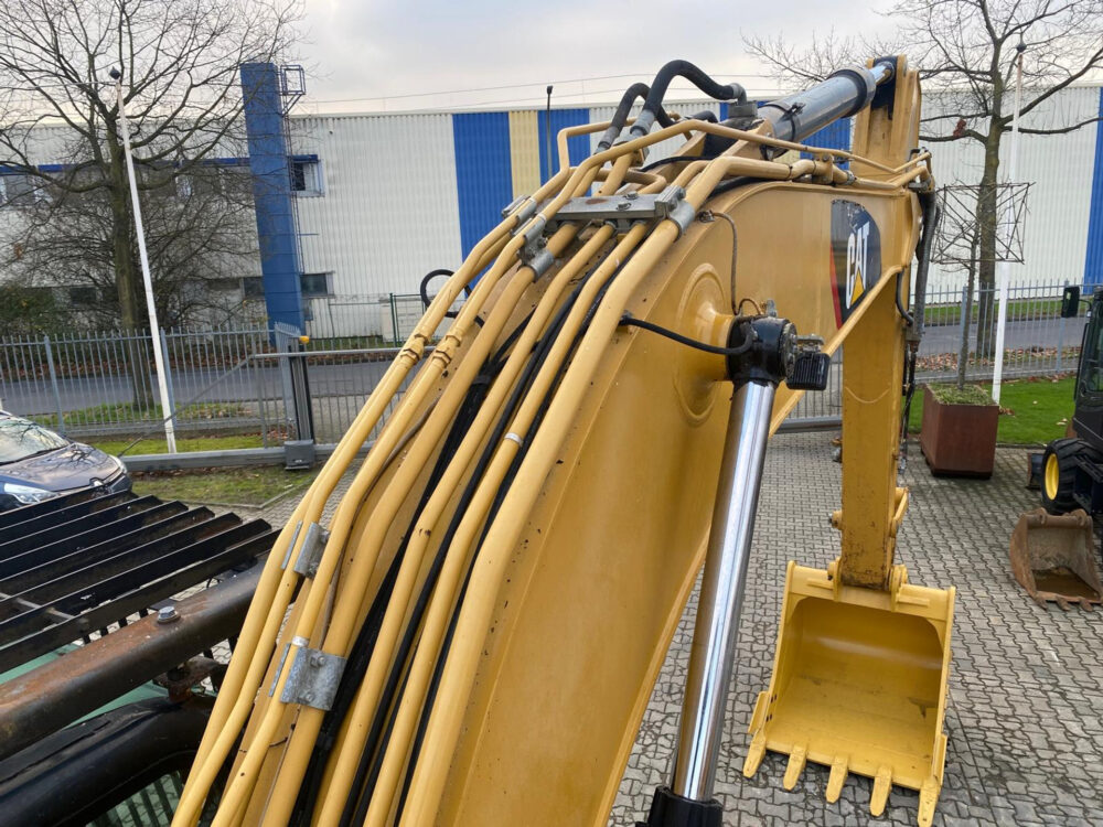 Caterpillar 323 D rupsgraafmachine