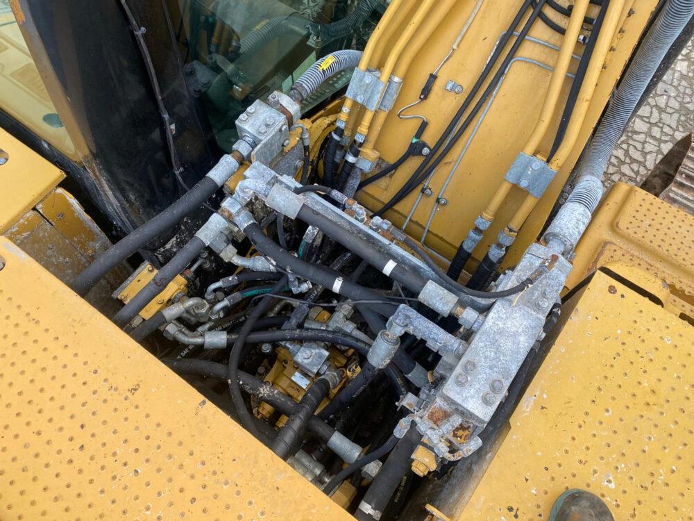 Caterpillar 323 D rupsgraafmachine
