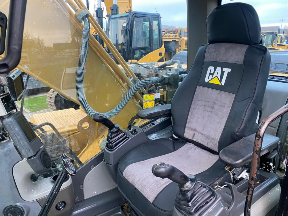 Caterpillar 323 D rupsgraafmachine