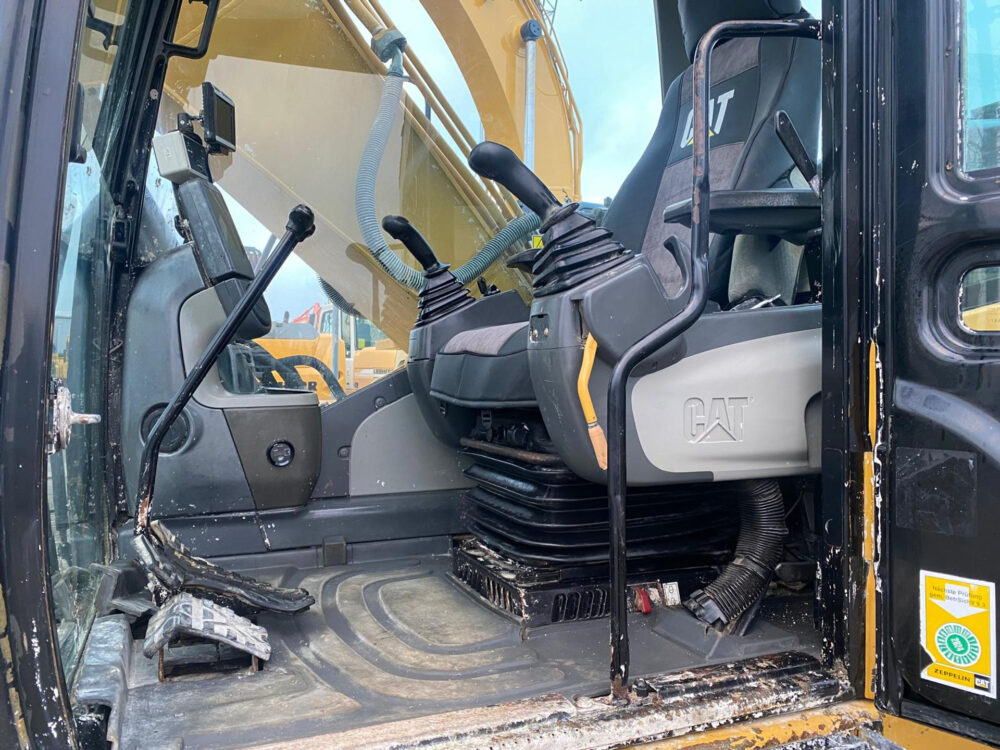 Caterpillar 323 D rupsgraafmachine