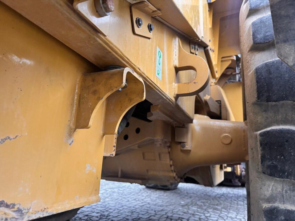 Caterpillar 966M wiellader