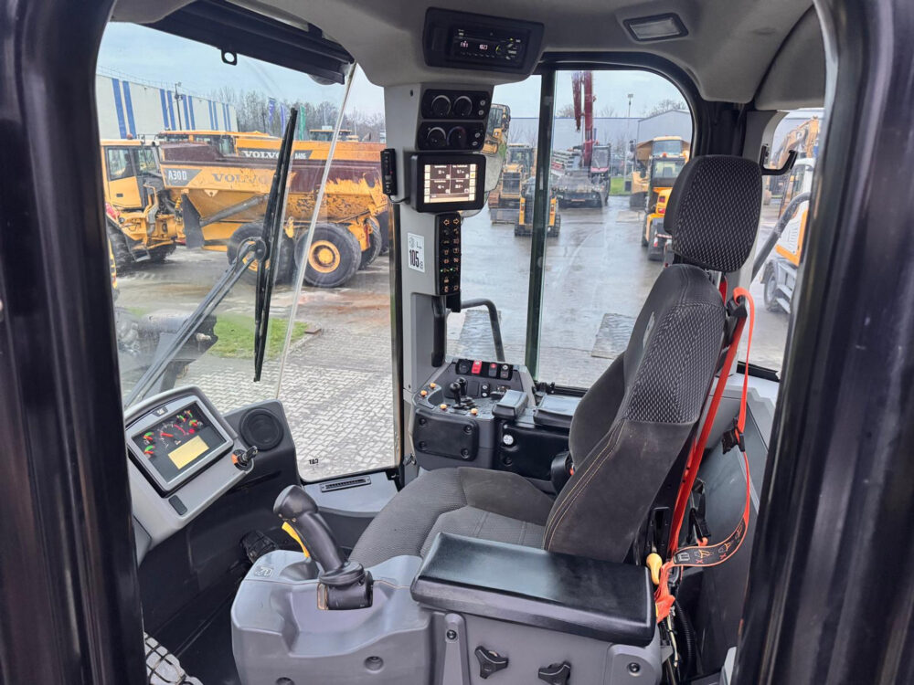 Caterpillar 966M wiellader