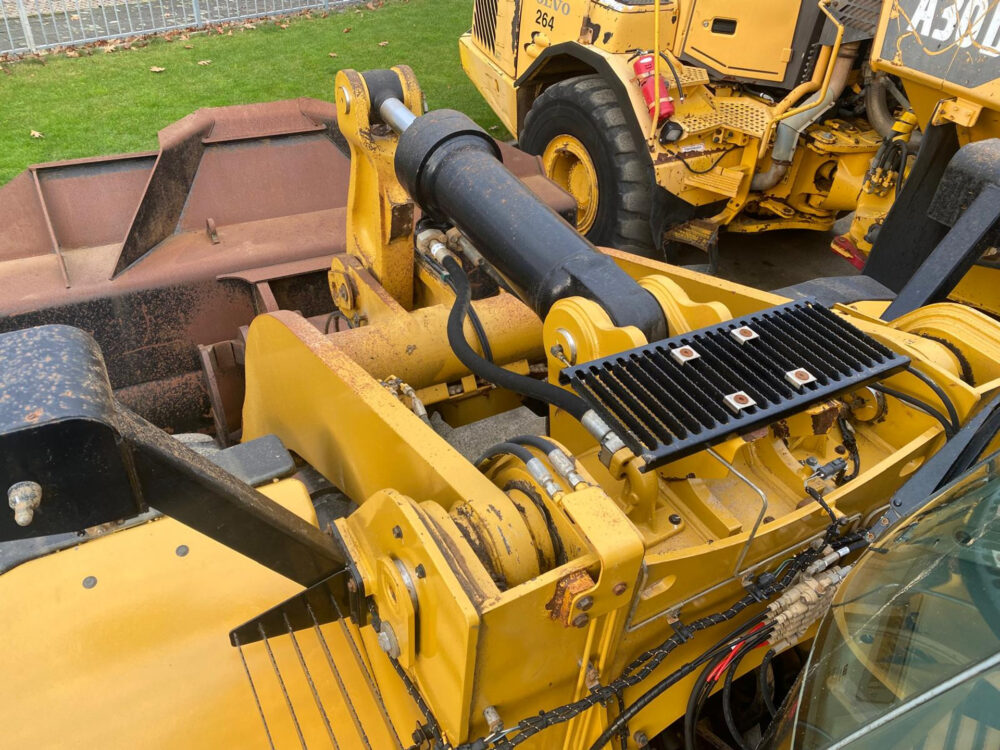 Caterpillar 966M wiellader