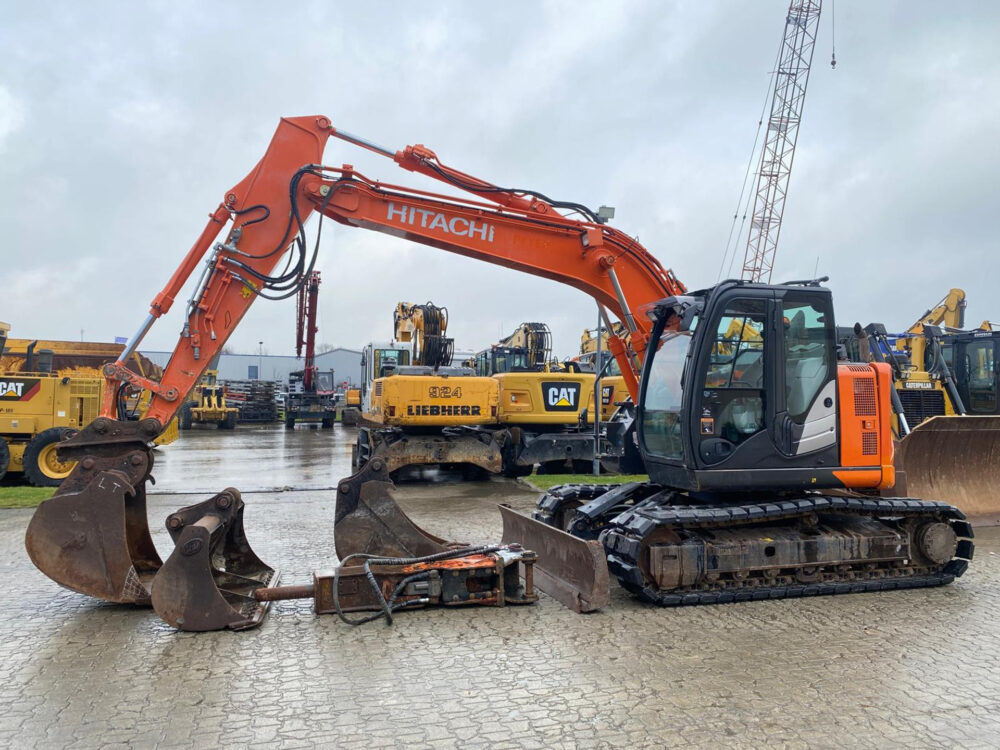 Hitachi ZX135 US-6 3 buckets + hammer