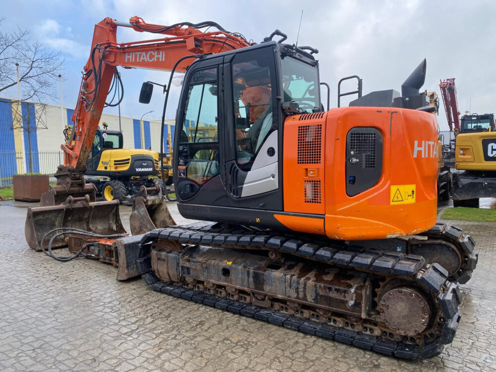 Hitachi ZX135 US-6 3 buckets + hammer