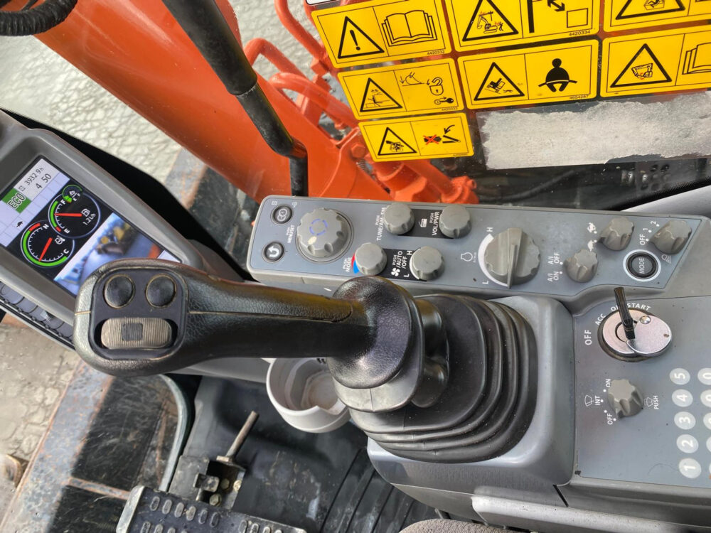 Hitachi ZX135 US-6 3 buckets + hammer