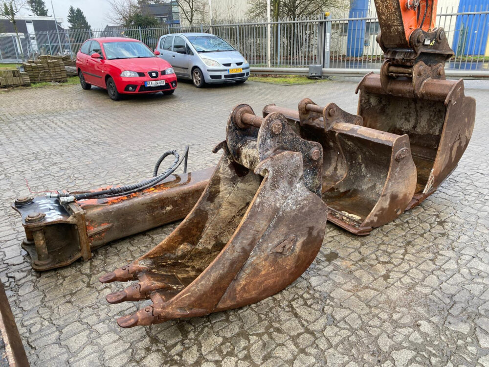 Hitachi ZX135 US-6 3 buckets + hammer