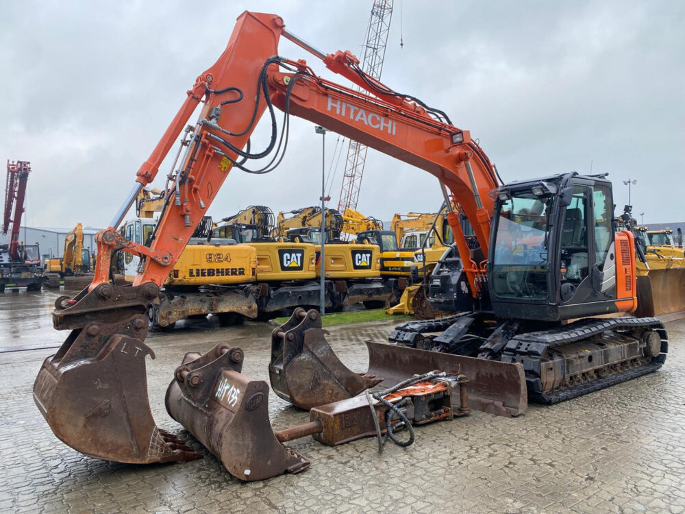 Hitachi ZX135 US-6 3 buckets + hammer