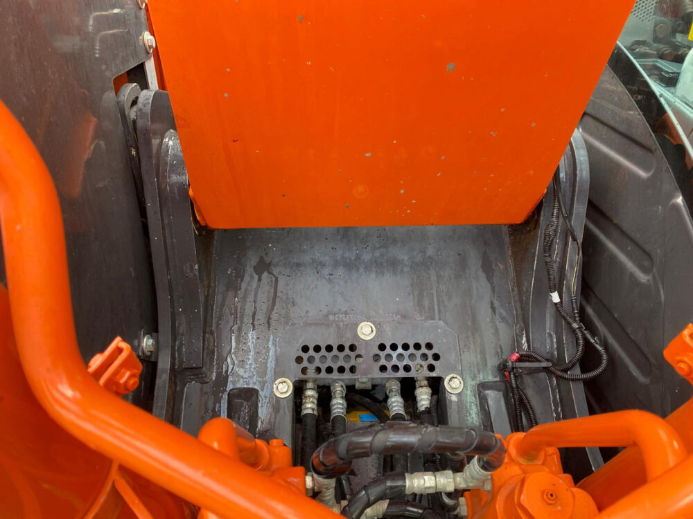 Hitachi ZX135 US-6 3 buckets + hammer