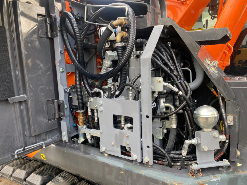 Hitachi ZX135 US-6 3 buckets + hammer