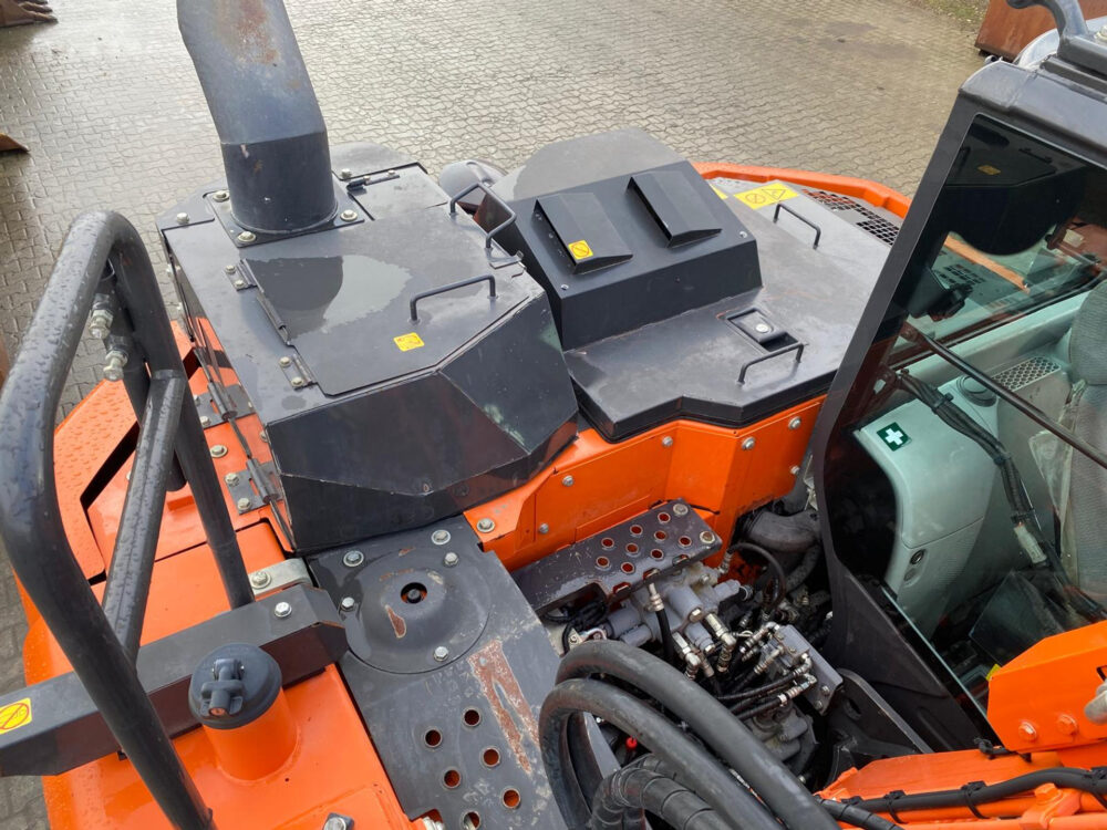 Hitachi ZX135 US-6 3 buckets + hammer