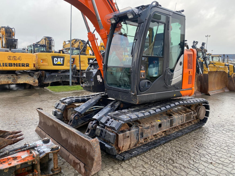 Hitachi ZX135 US-6 3 buckets + hammer