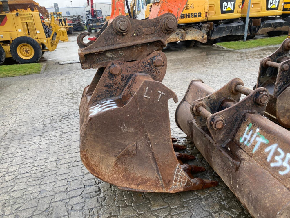 Hitachi ZX135 US-6 3 buckets + hammer