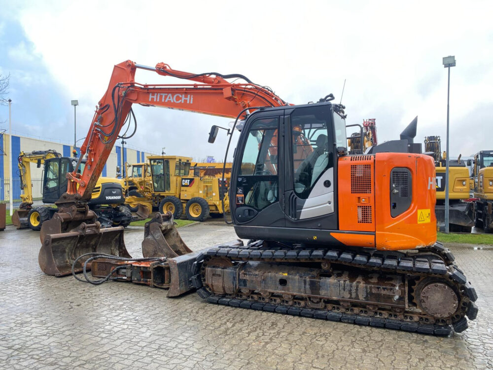 Hitachi ZX135 US-6 3 buckets + hammer