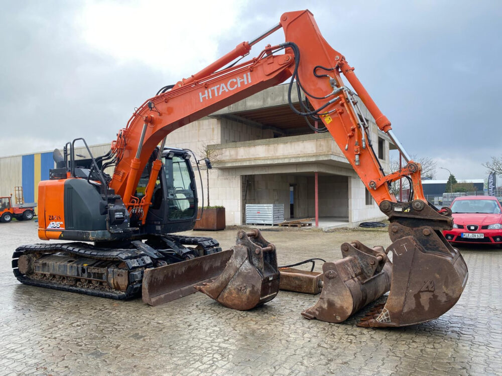 Hitachi ZX135 US-6 3 buckets + hammer