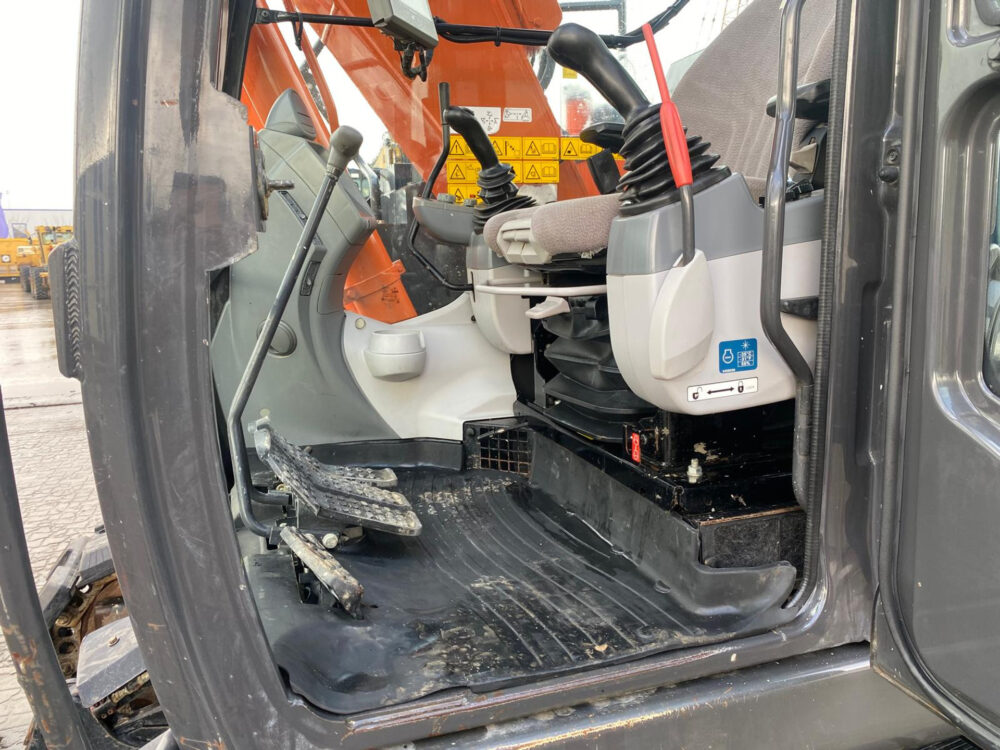 Hitachi ZX135 US-6 3 buckets + hammer