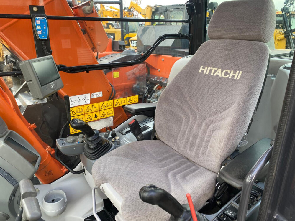 Hitachi ZX135 US-6 3 buckets + hammer