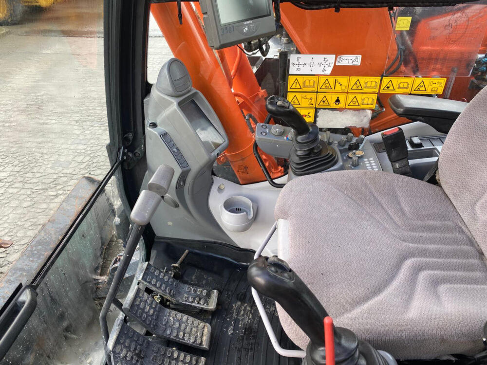 Hitachi ZX135 US-6 3 buckets + hammer