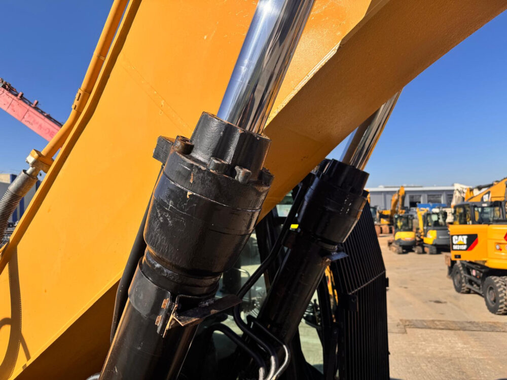 Caterpillar 330 D crawler excavator