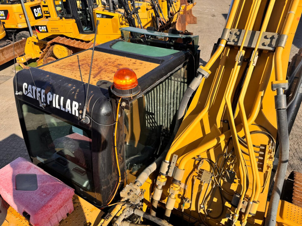 Caterpillar 330 D crawler excavator