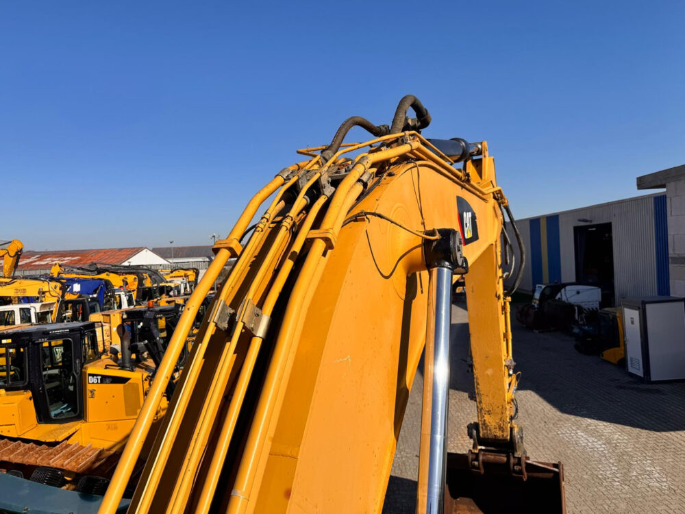 Caterpillar 330 D crawler excavator