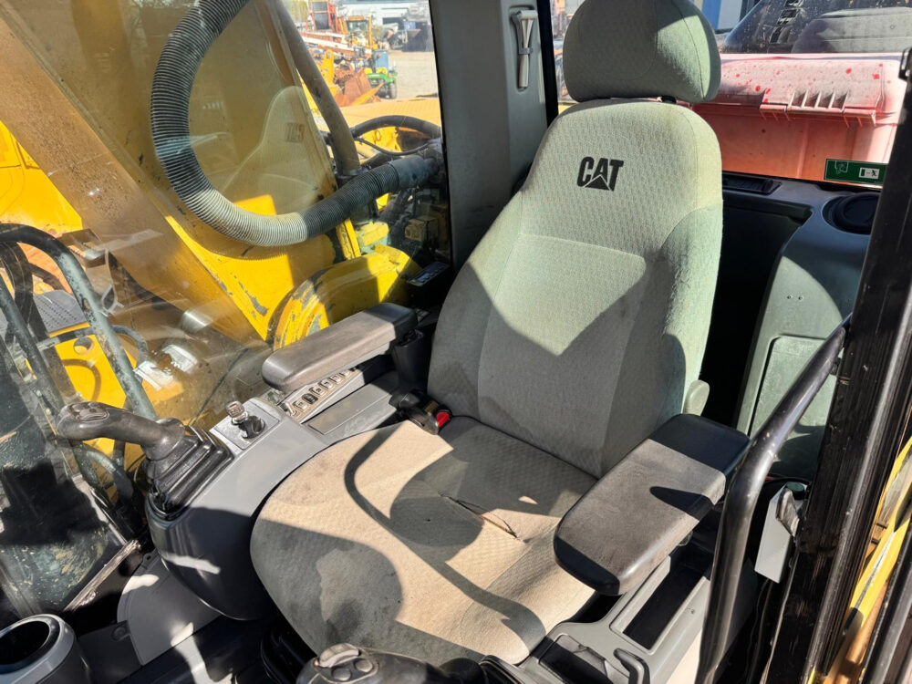 Caterpillar 330 D crawler excavator