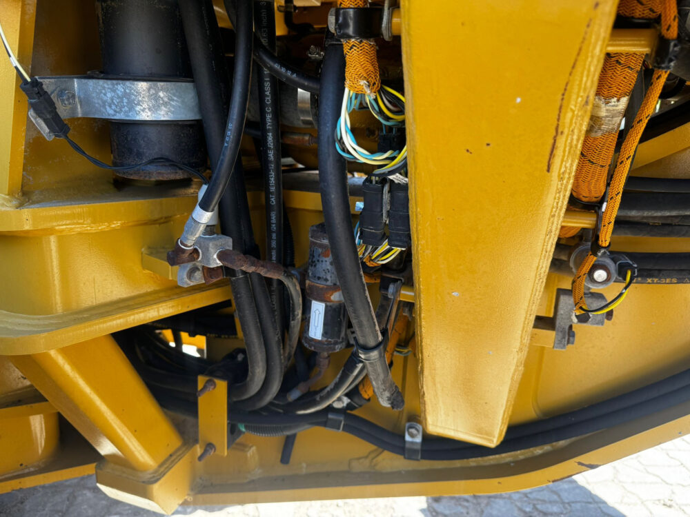 Caterpillar 140K grader