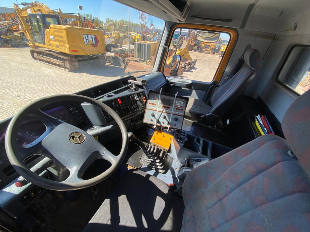 Mercedes-Benz 2535 ACMAR bitumen sprayer