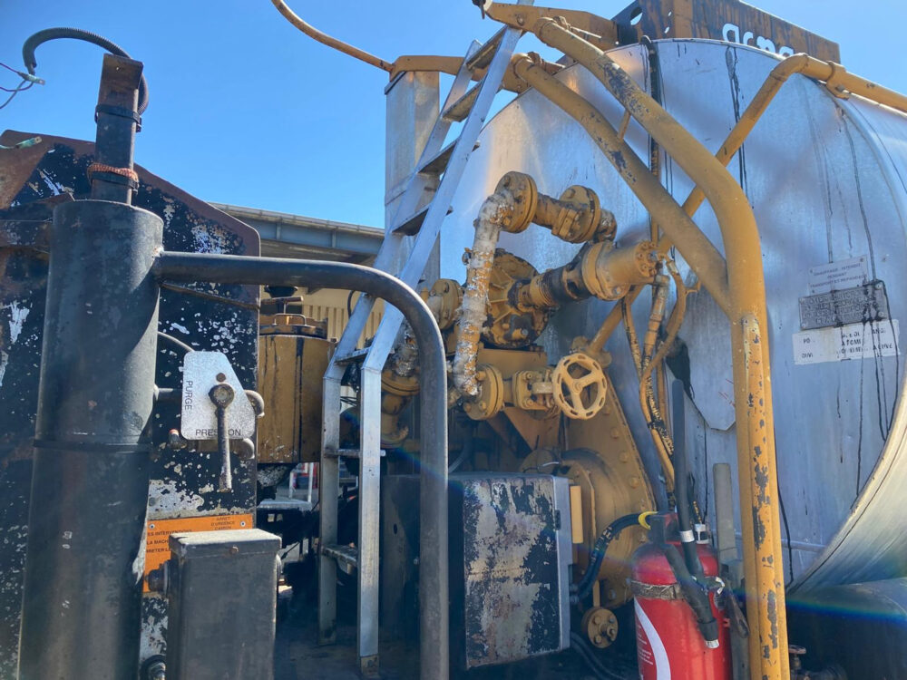 Mercedes-Benz 2535 ACMAR bitumen sprayer