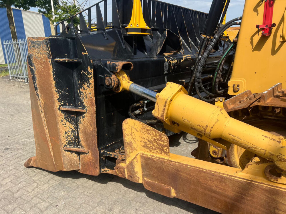 Caterpillar D9T bulldozer