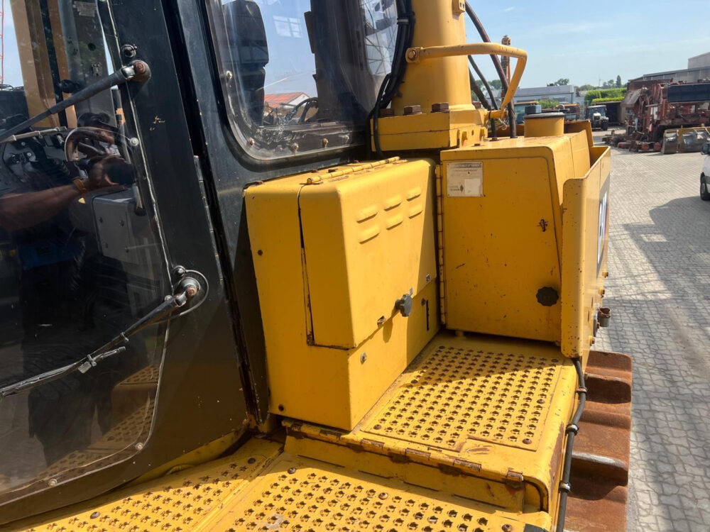Caterpillar D9T bulldozer