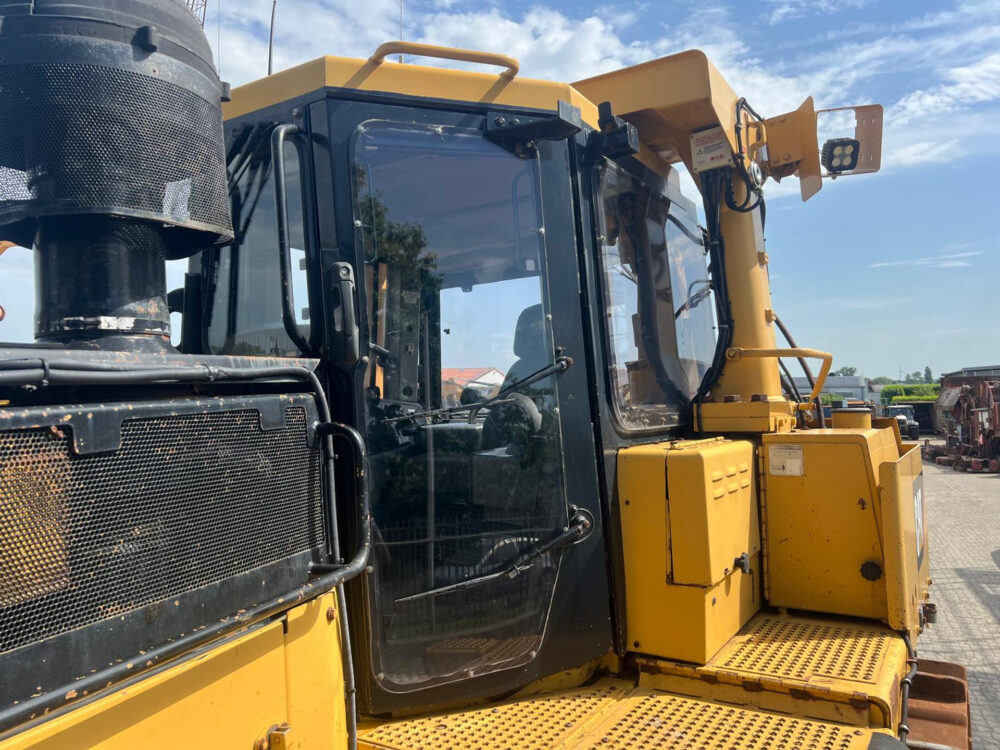 Caterpillar D9T bulldozer