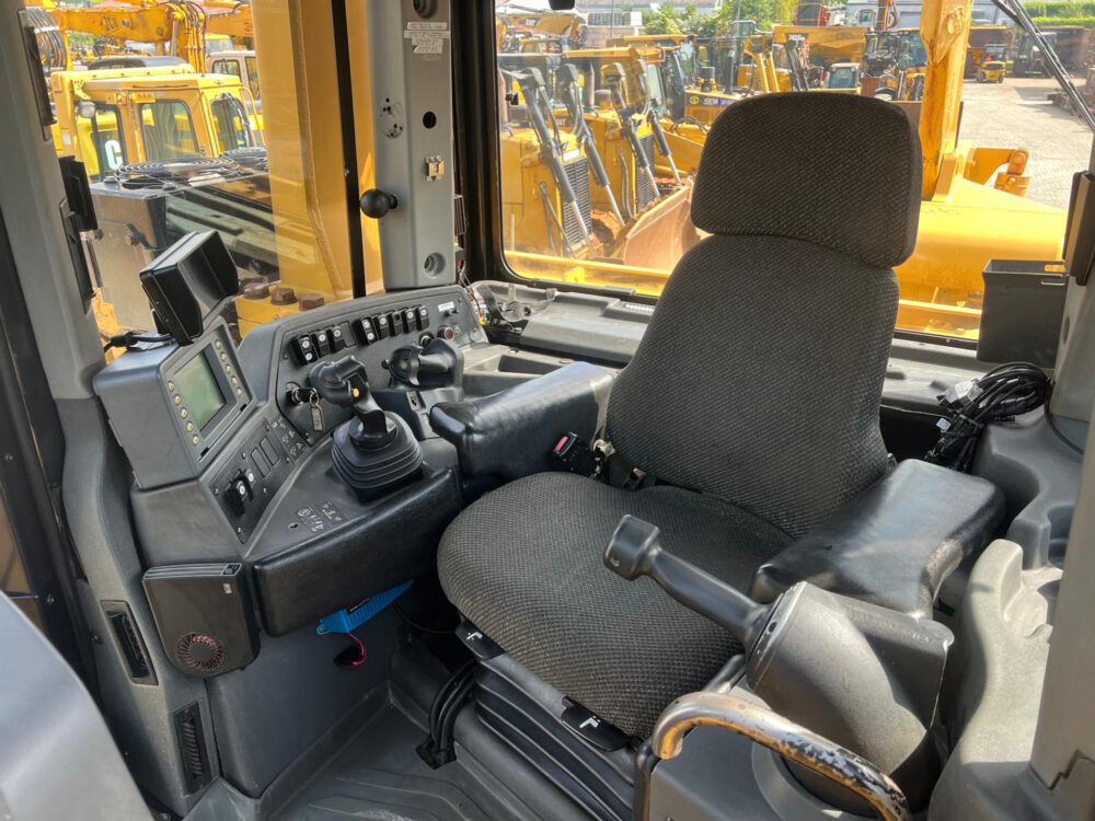 Caterpillar D9T bulldozer
