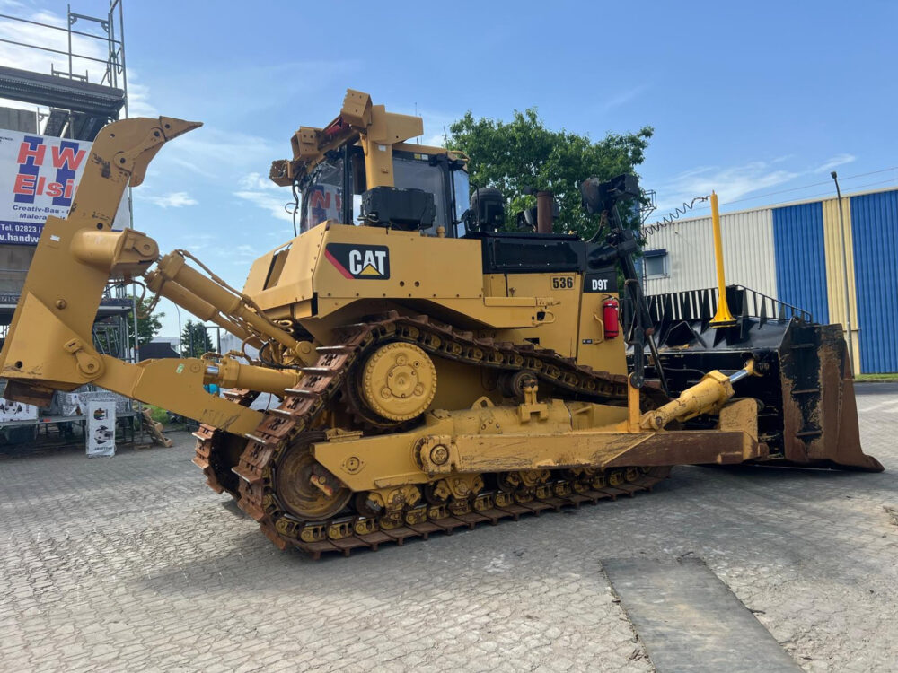 Caterpillar D9T bulldozer