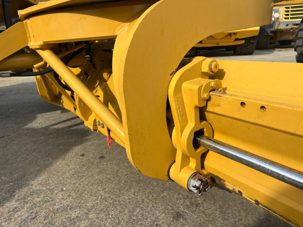 Caterpillar 140K grader